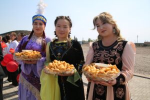 - Etkinlikte, Tanrı Dağları'nın eteklerindeki tarihi ve turistik bölgeleri tanıtmak