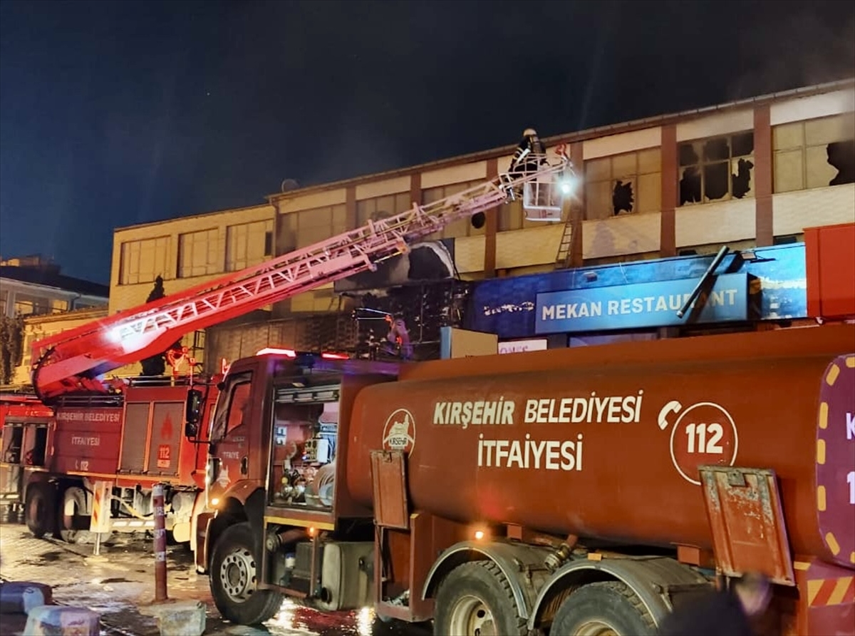 Kırşehir'deki yangında hırdavat dükkanı kullanılamaz hale geldi