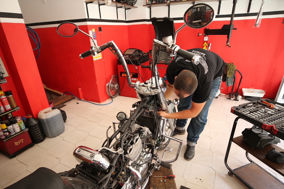 Klasik motosiklet tutkunu genç, kendi motosikletini tamir ederken meslek sahibi oldu