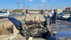 KOCAELİ (AA) – Kocaeli'nin Dilovası ilçesinde otomobilin devrilmesi sonucu 3