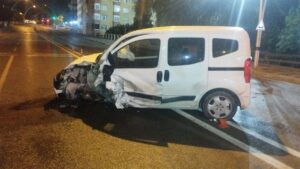 KOCAELİ (AA) – Kocaeli'nin Gebze ilçesinde hafif ticari araç ile