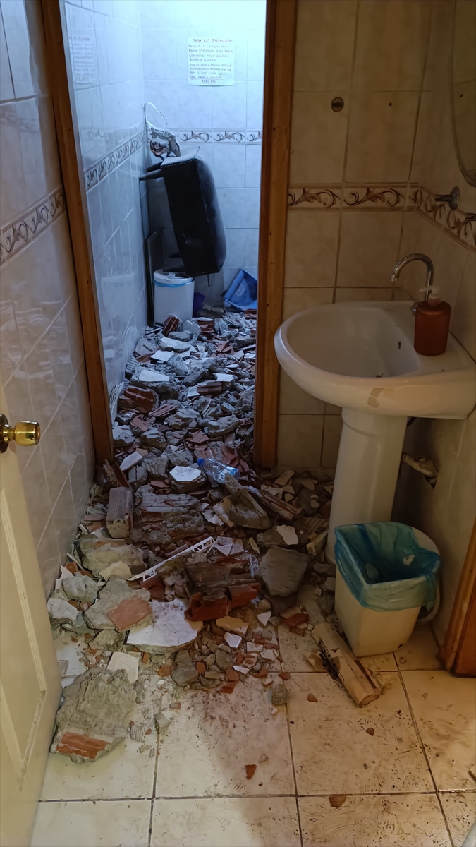 Kocaeli'de havalandırma boşluğuna düşen kişi itfaiye ekiplerince kurtarıldı