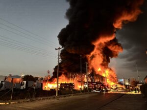 KOCAELİ (AA) – Kocaeli'nin Başiskele ilçesinde lojistik deposunda çıkan yangına