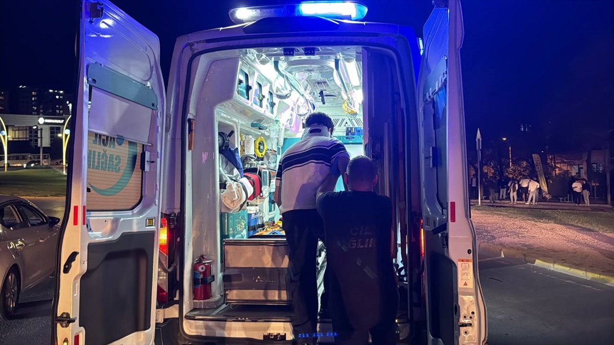 Kocaeli'de panelvan ile hafif ticari aracın çarpıştığı kazada 6 kişi yaralandı