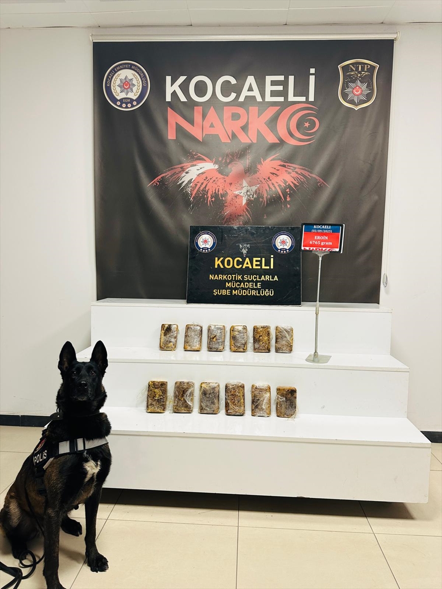 Kocaeli'de yolcu otobüsünün bagajında 6 kilo 765 gram eroin ele geçirildi