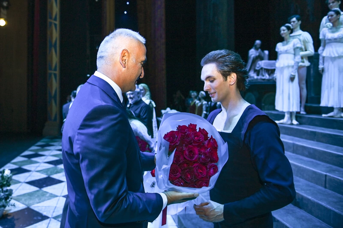 Kültür ve Turizm Bakanı Ersoy, Bolşoy Bale ve Orkestrası'nın “Romeo ve Juliet” eserini izledi