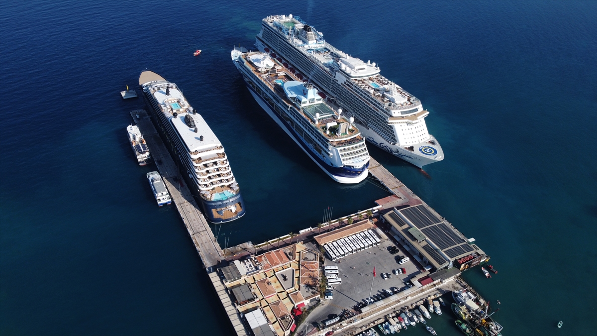 Kuşadası'na 3 kruvaziyerle 4 bin 170 turist geldi