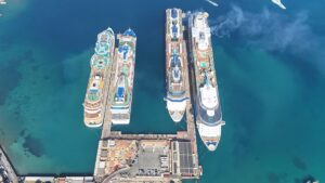 AYDIN (AA) – Kruvaziyer turizminin önemli merkezlerinden Aydın'ın Kuşadası ilçesine