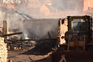 KÜTAHYA (AA) – Kütahya'nın Tavşanlı ilçesinde, otomobilde başlayan yangının sıçraması