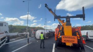 İSTANBUL (AA) – Kuzey Marmara Otoyolu'nun Riva mevkisinde devrilen tırın