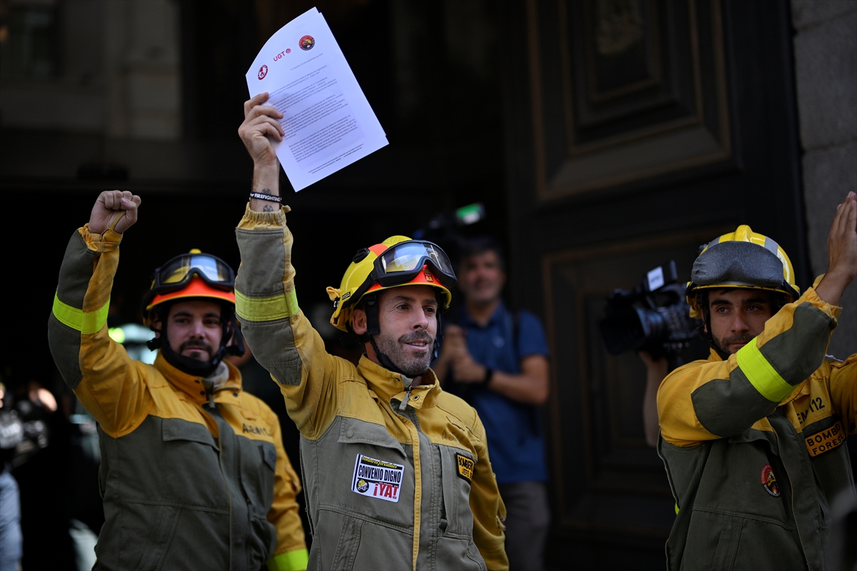 Madrid'de süresiz grevde olan orman itfaiyecileri gösteri yaptı