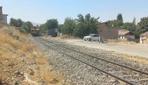 MALATYA (AA) – Malatya'nın Yeşilyurt ilçesinde yük treninin çarptığı otomobilin