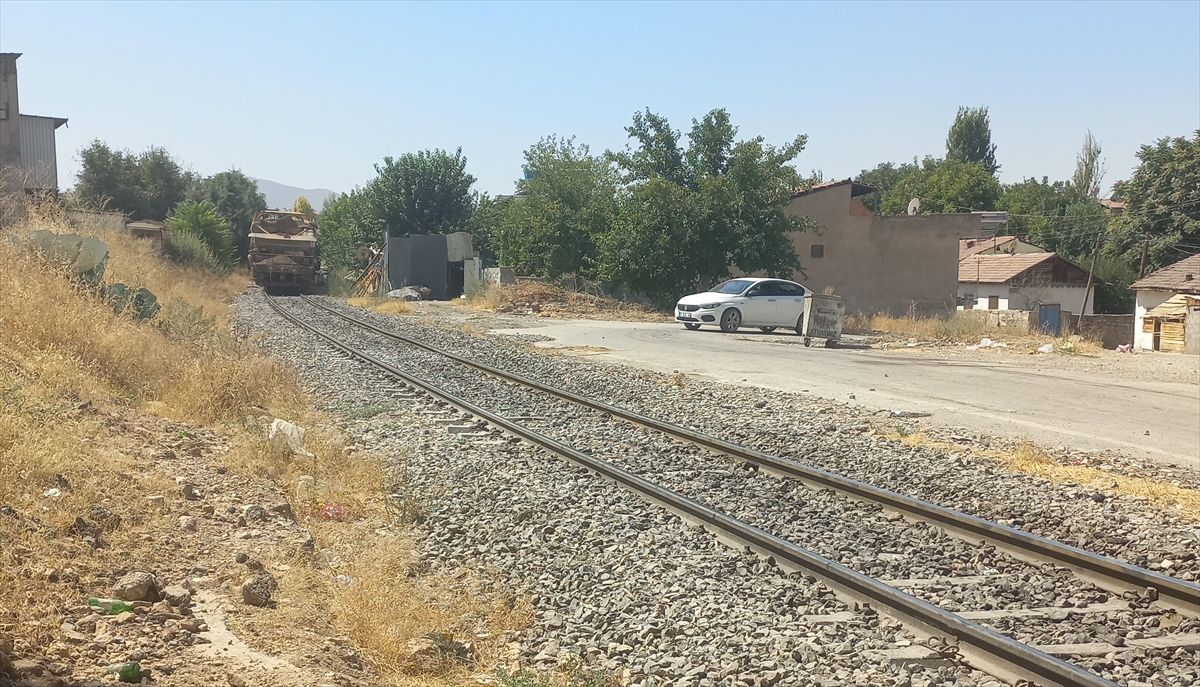 Malatya'da yük treninin çarptığı otomobil sürücüsü ağır yaralandı