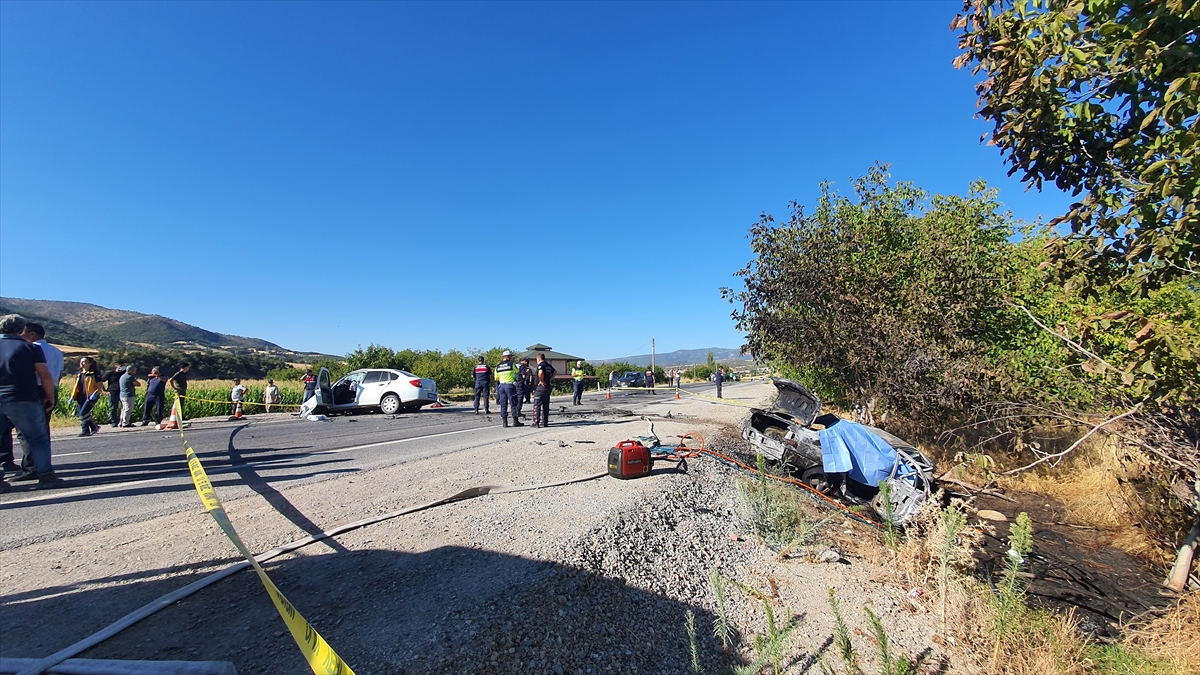 Manisa'da iki otomobilin çarpıştığı kazada 3 kişi öldü, 2 kişi yaralandı