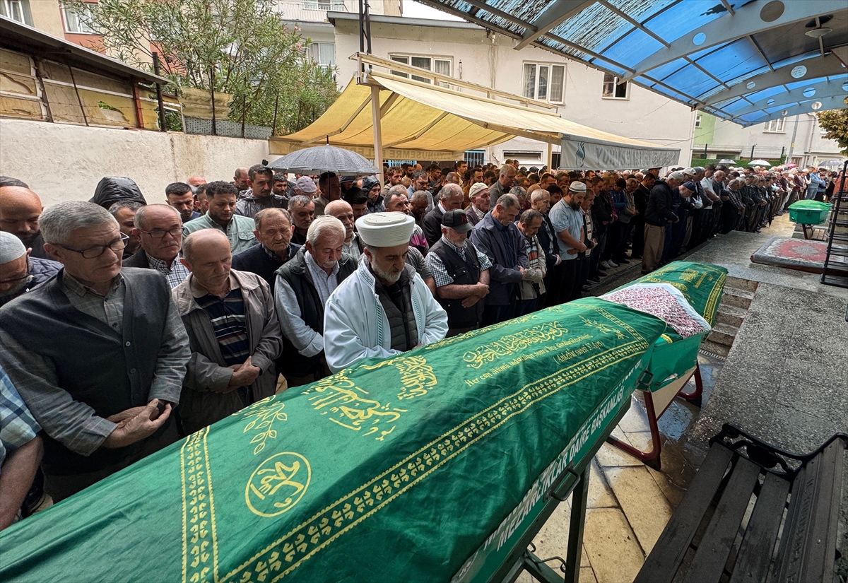 GÜNCELLEME 3 – Manisa'da pikapla otomobilin çarpışması sonucu 5 kişi öldü, 6 kişi yaralandı