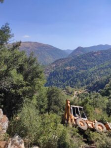 MANİSA (AA) – Manisa'nın Salihli ilçesinde uçuruma yuvarlanan iş makinesinin