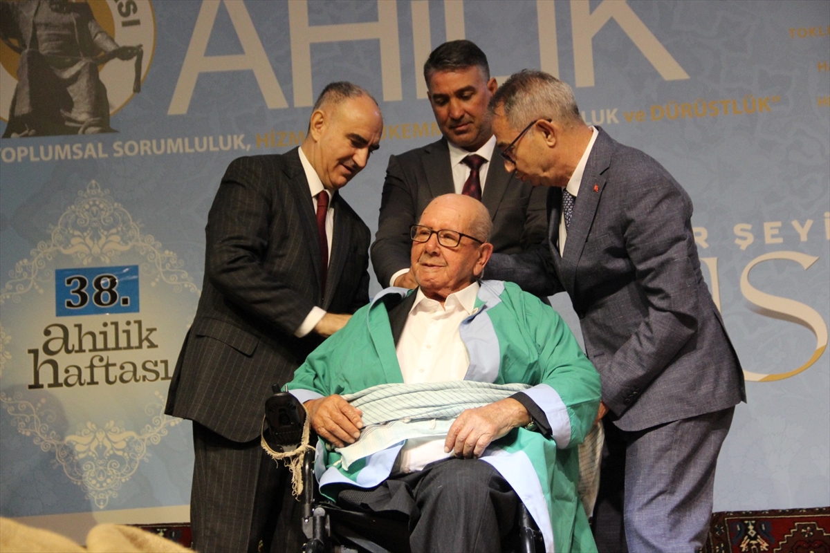 Manisa'da yılın ahiliğine 94 yaşındaki bakkal Abdül Balolsun seçildi