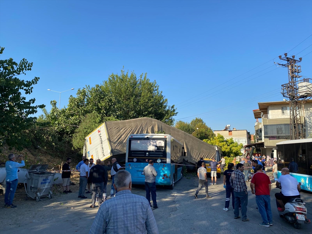 Manisa'da zincirleme trafik kazasında 1 kişi öldü, 2 kişi yaralandı