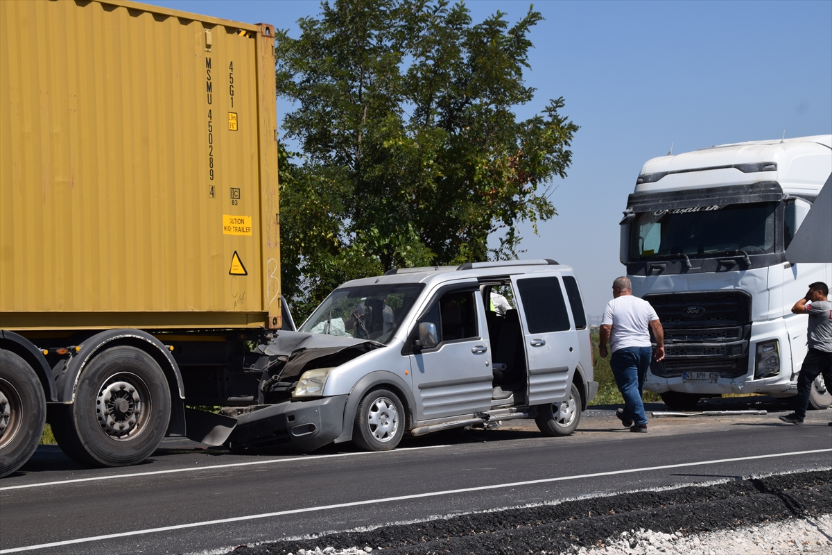 Manisa'da zincirleme trafik kazasında 6 kişi yaralandı