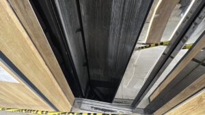 MERSİN (AA) – Mersin'in Tarsus ilçesinde zemine düşen asansördeki kadın