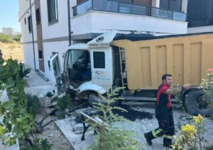 - Sürücünün yaralandığı kazada apartmanda hasar oluştu 