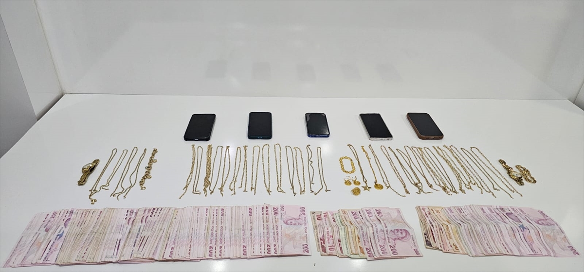 Mersin'de kuyumcuları sahte altınla dolandırdıkları iddia edilen 4 zanlıdan biri tutuklandı