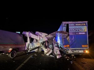 MERSİN (AA) – Mersin'in Tarsus ilçesinde tarım işçilerini taşıyan minibüsün