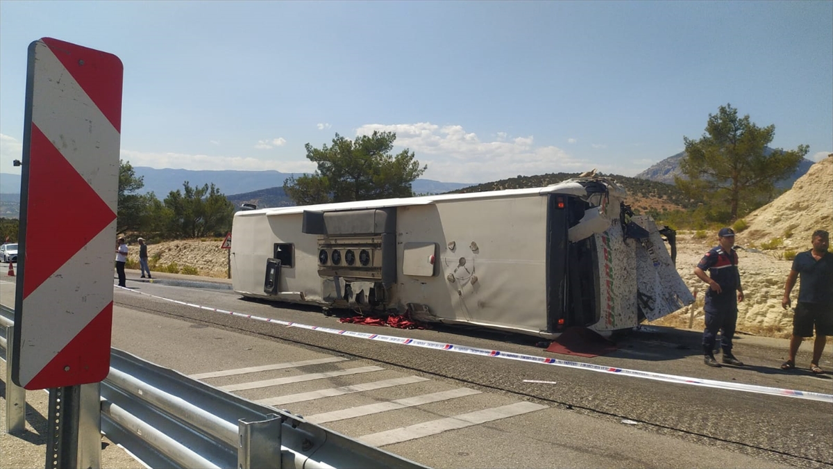 Mersin'de tır yolcu otobüsüne arkadan çarptı