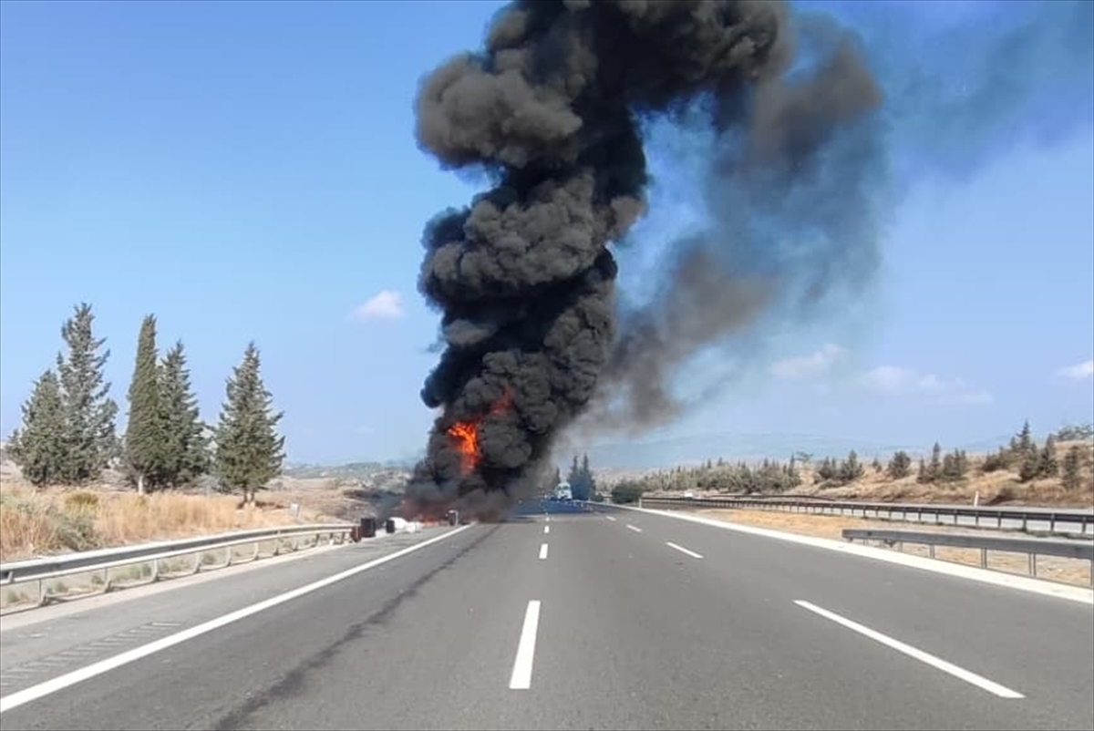 Mersin'de yangın çıkan yolcu otobüsü kullanılamaz hale geldi