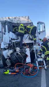 - Kaza nedeniyle ulaşıma kapanan yol ekiplerin çalışması sonucu kontrollü