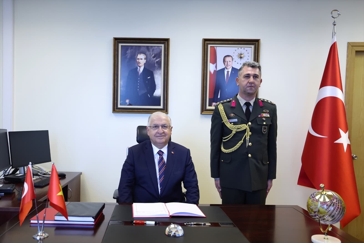 Milli Savunma Bakanı Güler, Vietnam'da resmi ziyaretlerde bulundu