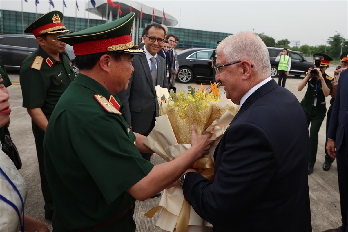 Milli Savunma Bakanı Güler, Vietnam'ın başkenti Hanoi'ye gitti
