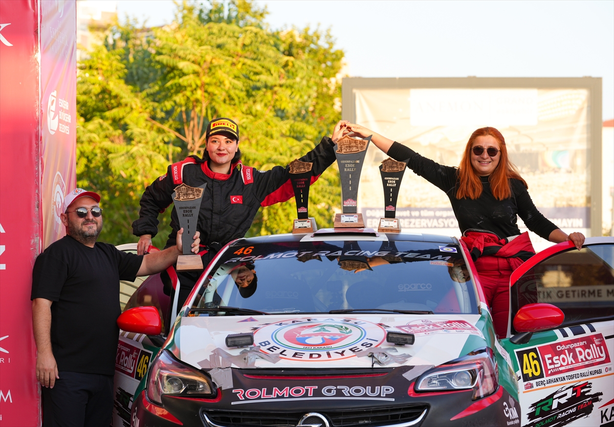 Mimar kadın ralli pilotu pistlerin tozunu attırıyor