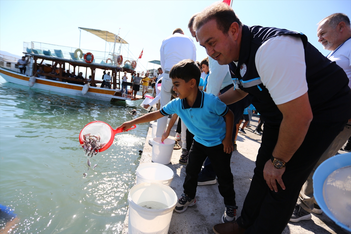 Muğla'da 160 bin balık yavrusu denize bırakıldı