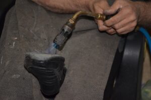 MUŞ (AA) – Muş'ta 60 yaşındaki ayakkabı tamircisi Fikret Tekin,