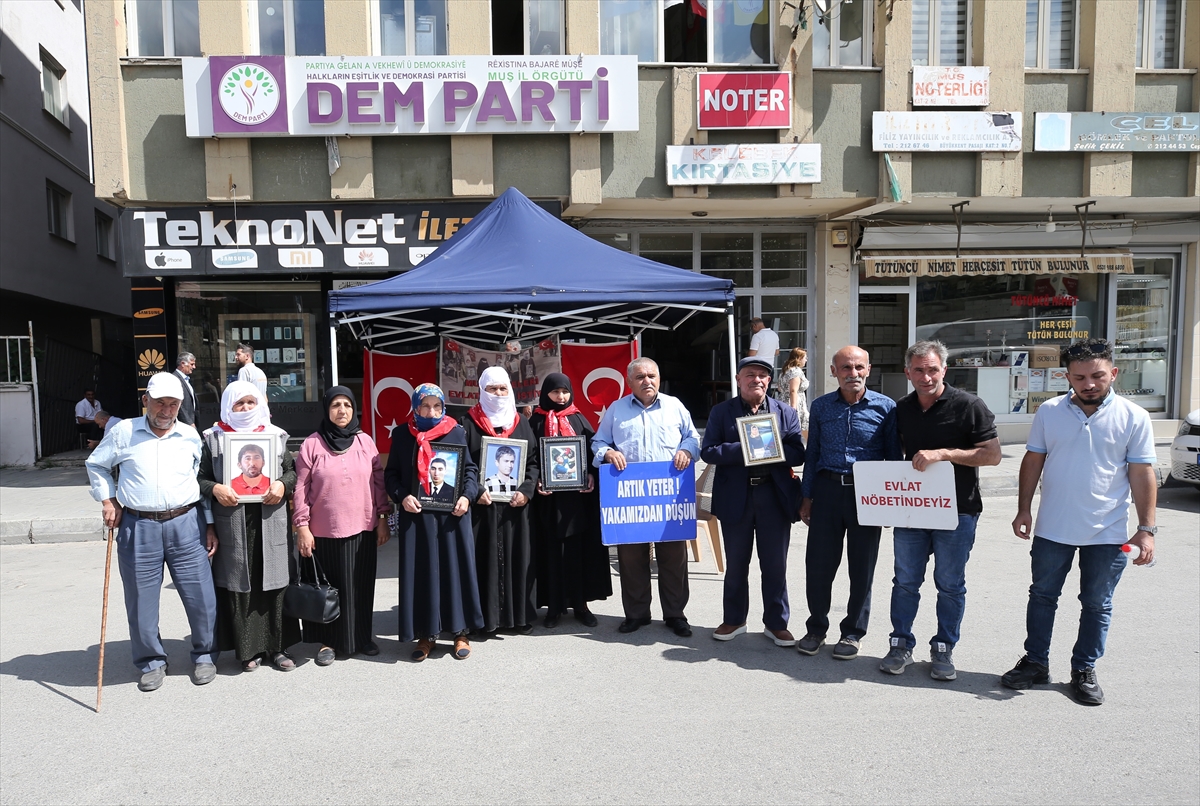 Muş'ta evlatlarına kavuşmak isteyen aileler, DEM Parti önündeki eylemlerini sürdürdü
