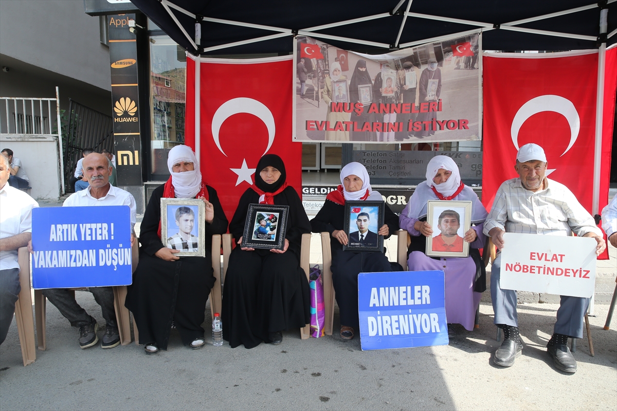 Muş'ta evlatlarına kavuşmak isteyen aileler, DEM Parti önündeki eylemlerini sürdürdü