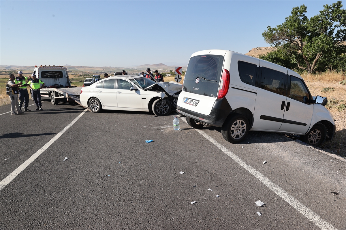 Nevşehir'de otomobil ile hafif ticari aracın çarpıştığı kazada 14 kişi yaralandı