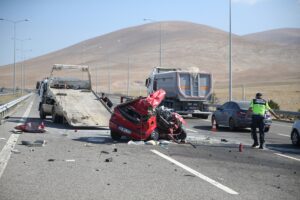 NİĞDE (AA) – Niğde'de otomobilin tıra arkadan çarpması sonucu 3