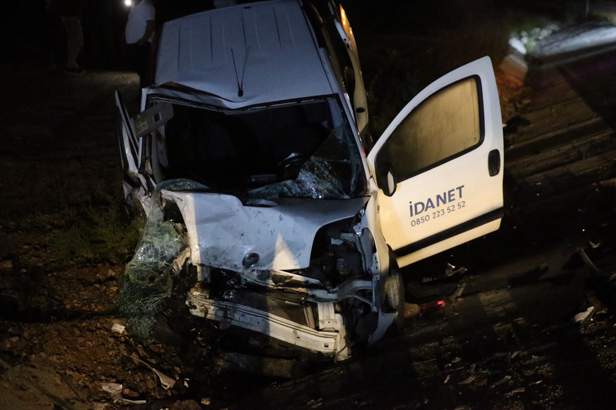 Ordu'da hafif ticari araçların çarpıştığı kazada 1 kişi öldü, 2 kişi yaralandı