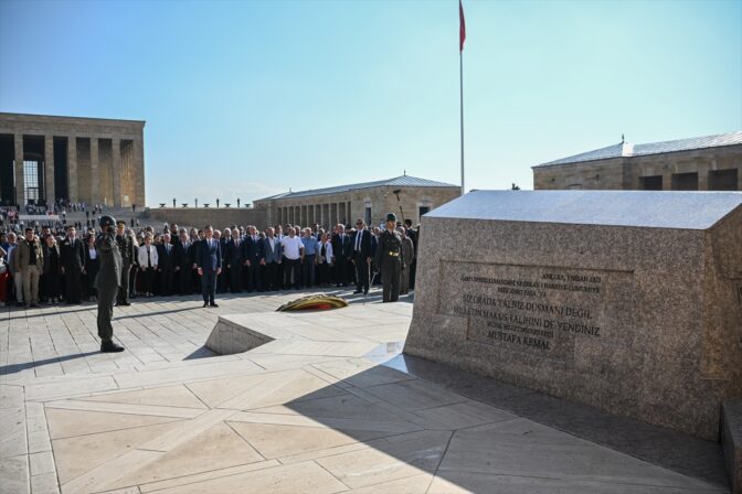 Özgür Özel başkanlığındaki CHP heyetinden Anıtkabir ziyareti
