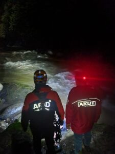 RİZE (AA) – Rize'nin Ardeşen ilçesinde engebeli arazide yüksekten yuvarlanan