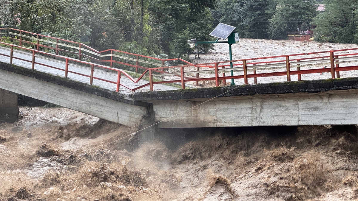 Rize'de sağanak etkili oluyor