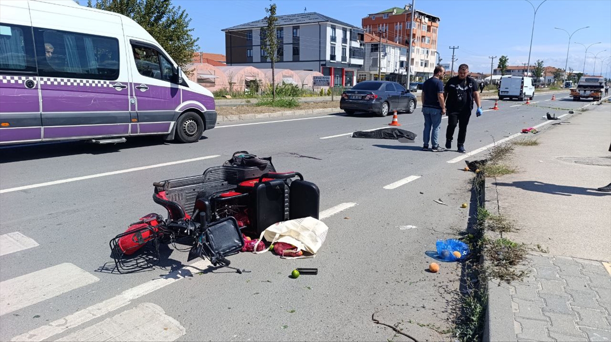 Sakarya'da otomobilin çarptığı elektrikli araçtaki anne öldü, kızı yaralandı