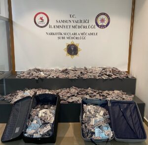 SAMSUN (AA) – Samsun'da otobüs terminalinde valizlerinde 55 bin 860