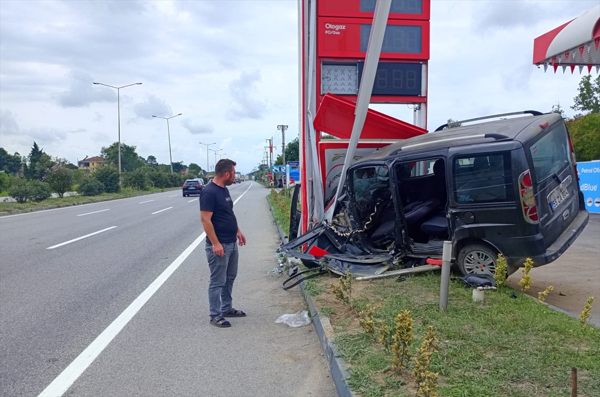 Samsun'da akaryakıt istasyonu tabelasına çarpan hafif ticari araçtaki 3 kişi yaralandı