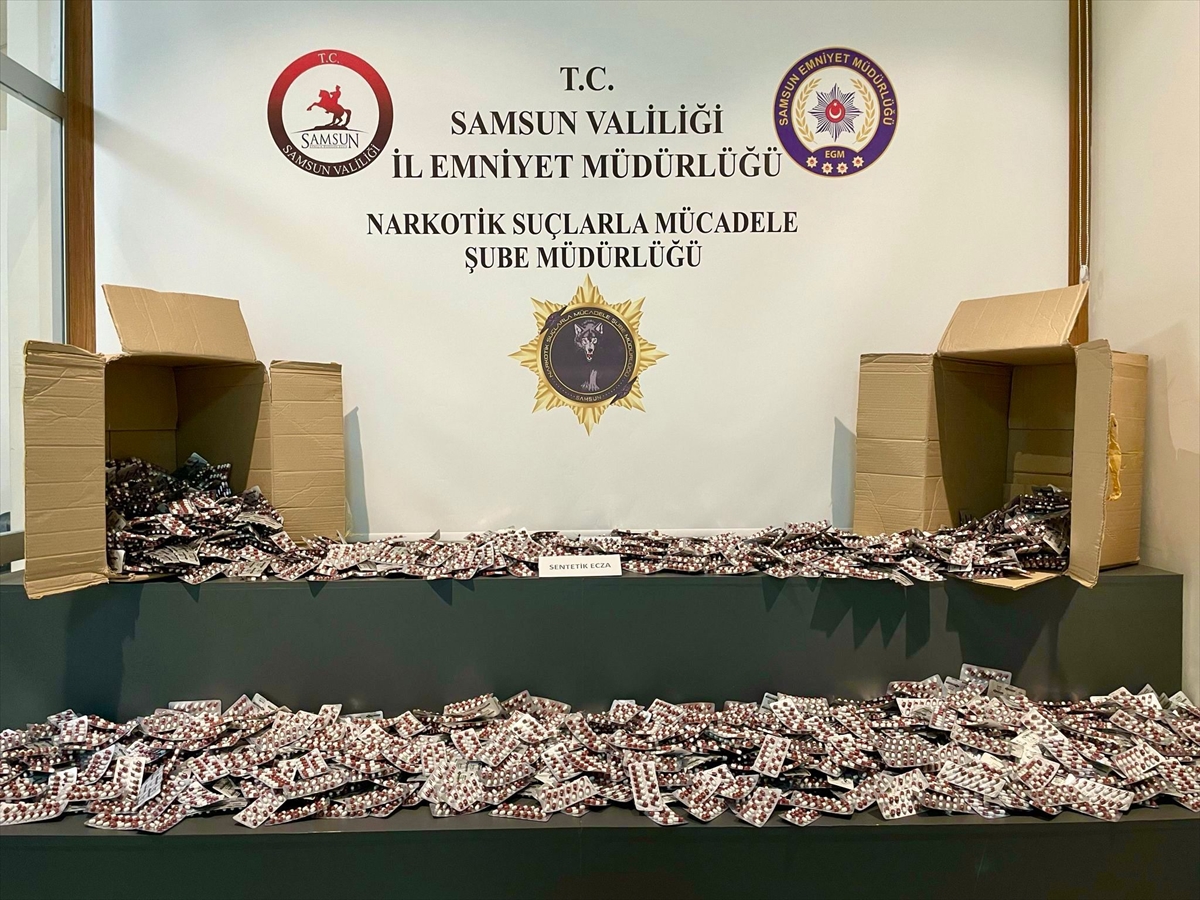 Samsun'da gardıroba gizlenmiş 47 bin 824 sentetik ecza hapı ele geçirildi