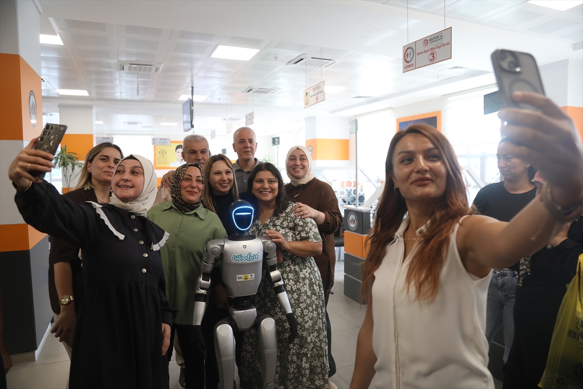 Samsun'da insansı robota temsili kimlik belgesi verildi