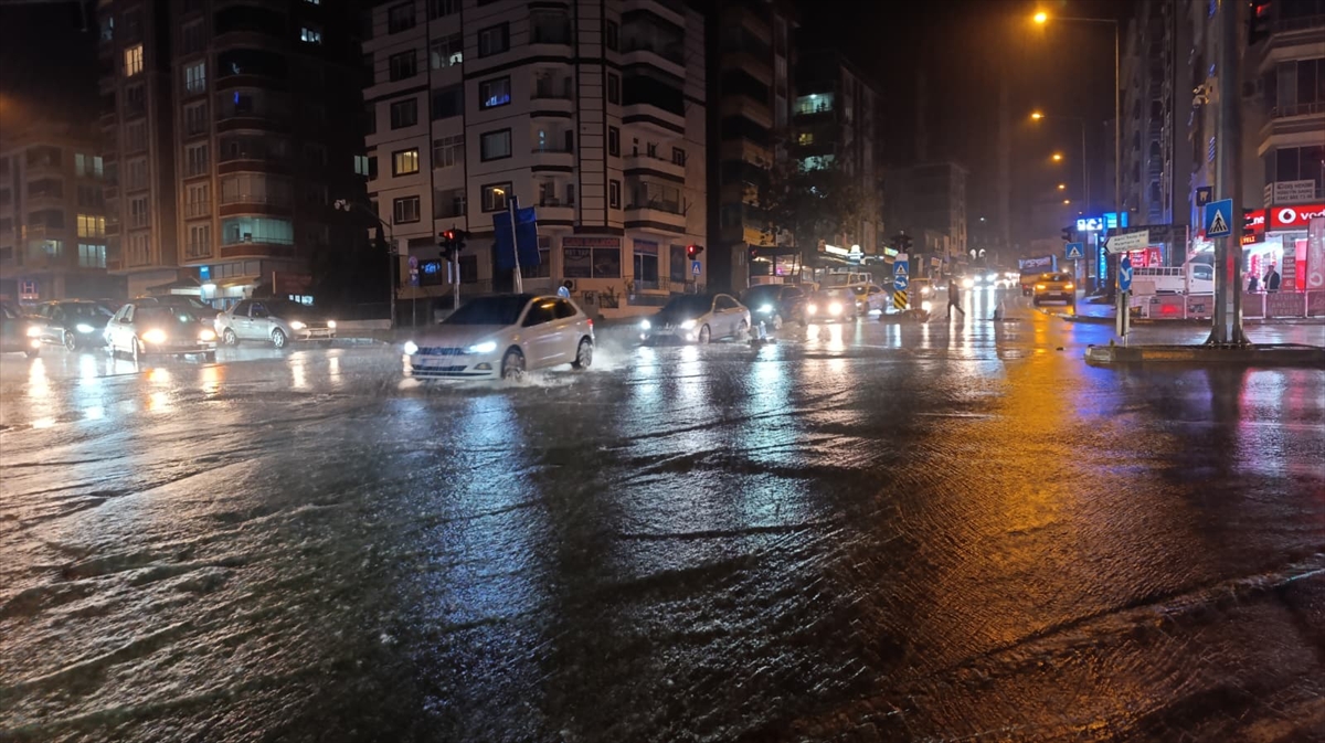 Samsun'da sağanak yağış etkili oldu