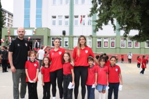 - Futbolcular, 1. sınıfa başlayan öğrencilere defter, kalem ve çam